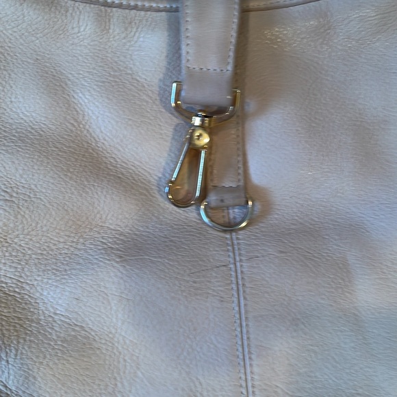 Crossbody bag crème leather with attached zippered pouch inside

DIAMICCI. Brand - Picture 2 of 5